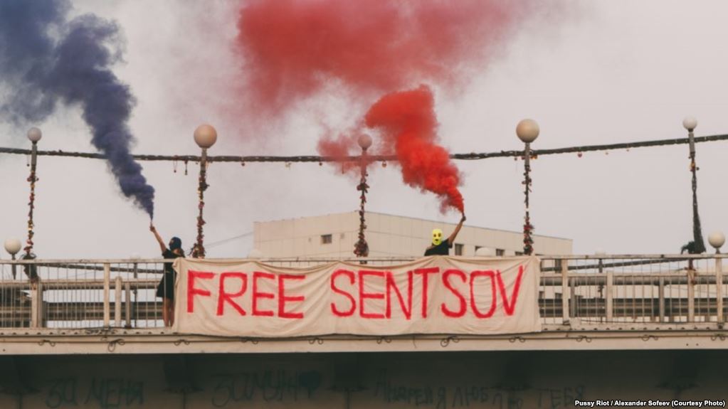 Pussy Riot закликали Макрона вимагати у Путіна звільнення Олега Сенцова