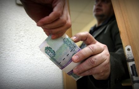 На українсько-російському кордоні затримали двох іноземців, які пропонували прикордонникам хабар рублями та доларами