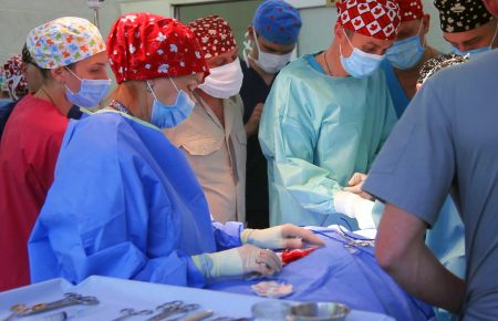 В Одесі канадські хірурги безкоштовно роблять пластичні операції українським бійцям (ФОТО)