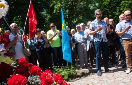У Сімферополі в оточенні ОМОНу вшанували жертв депортації (ФОТО)