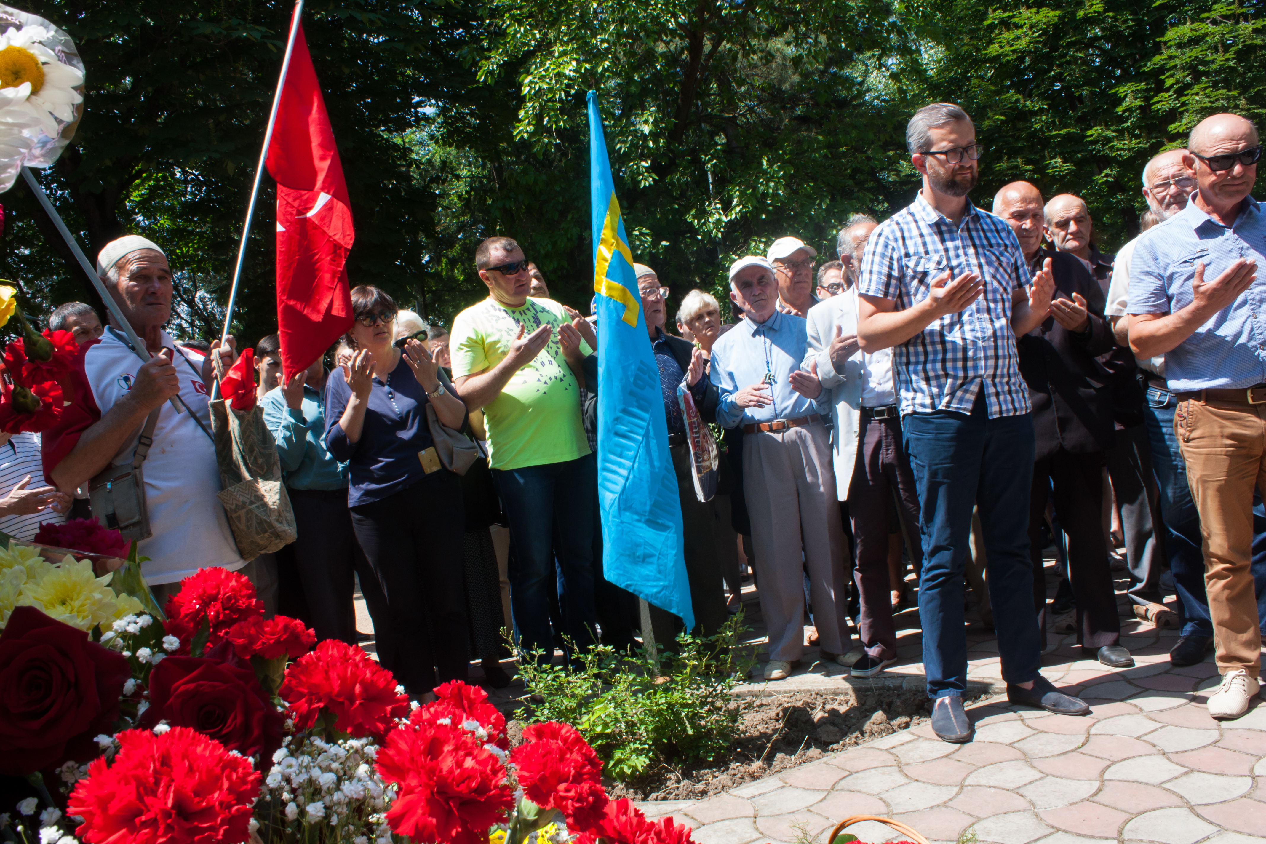 У Сімферополі в оточенні ОМОНу вшанували жертв депортації (ФОТО)