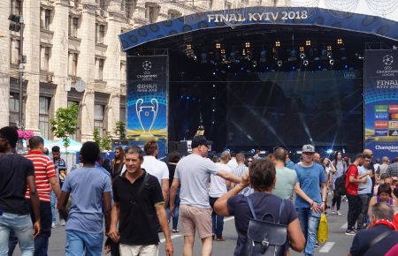 За день до матчу: що розповідають футбольні фанати, які приїхали до Києва