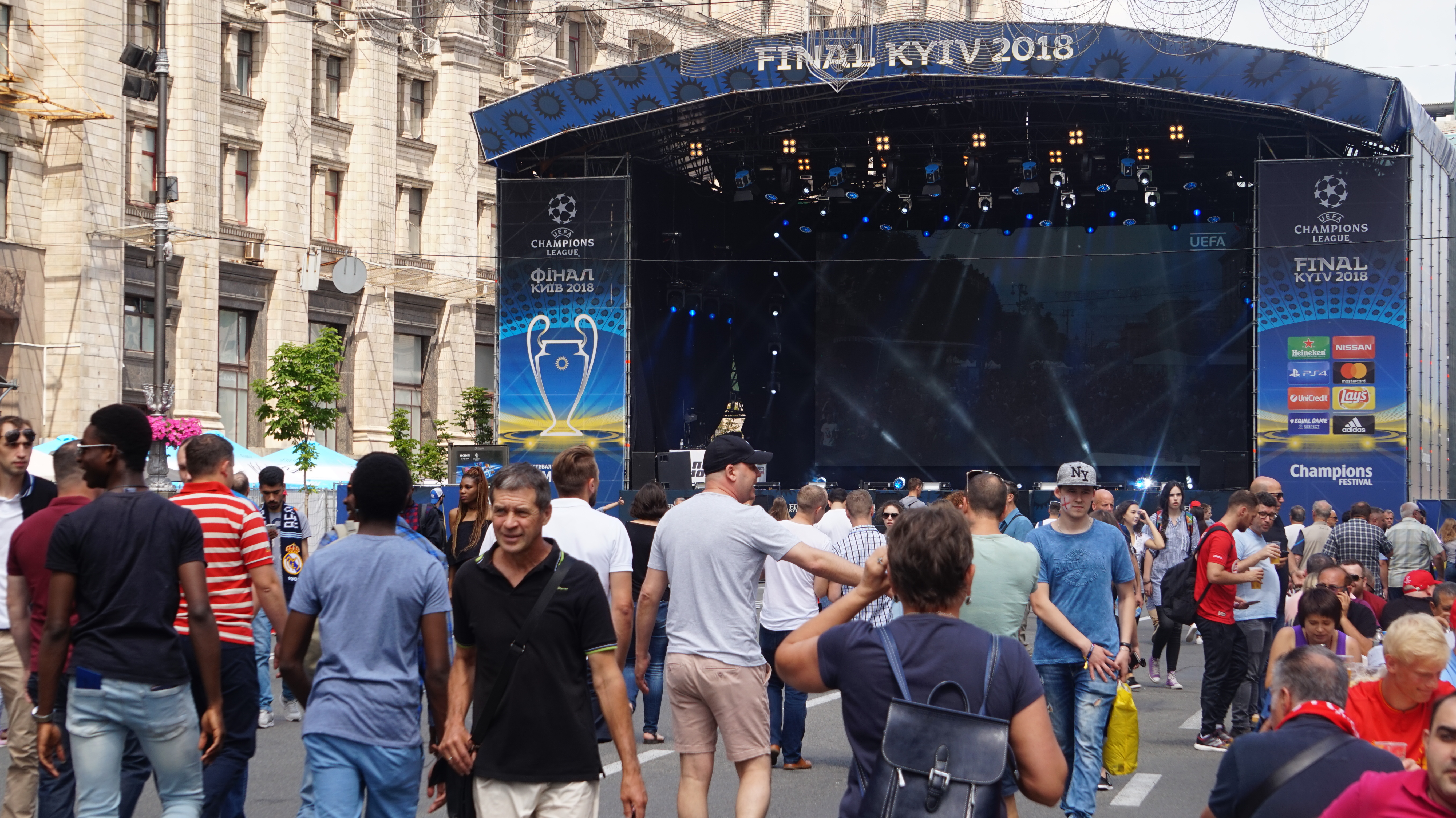 За день до матчу: що розповідають футбольні фанати, які приїхали до Києва