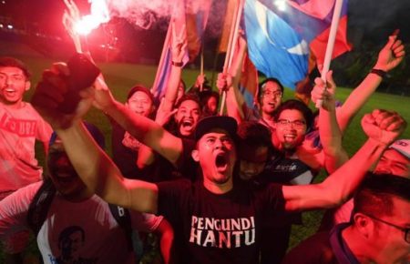 В Малайзії опозиція вперше за 60 років перемогла на виборах до парламенту (ФОТО, ВІДЕО)