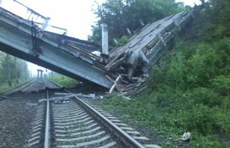 На непідконтрольній Луганщині фахівці демонтують підірваний Штерівський міст (ВІДЕО)