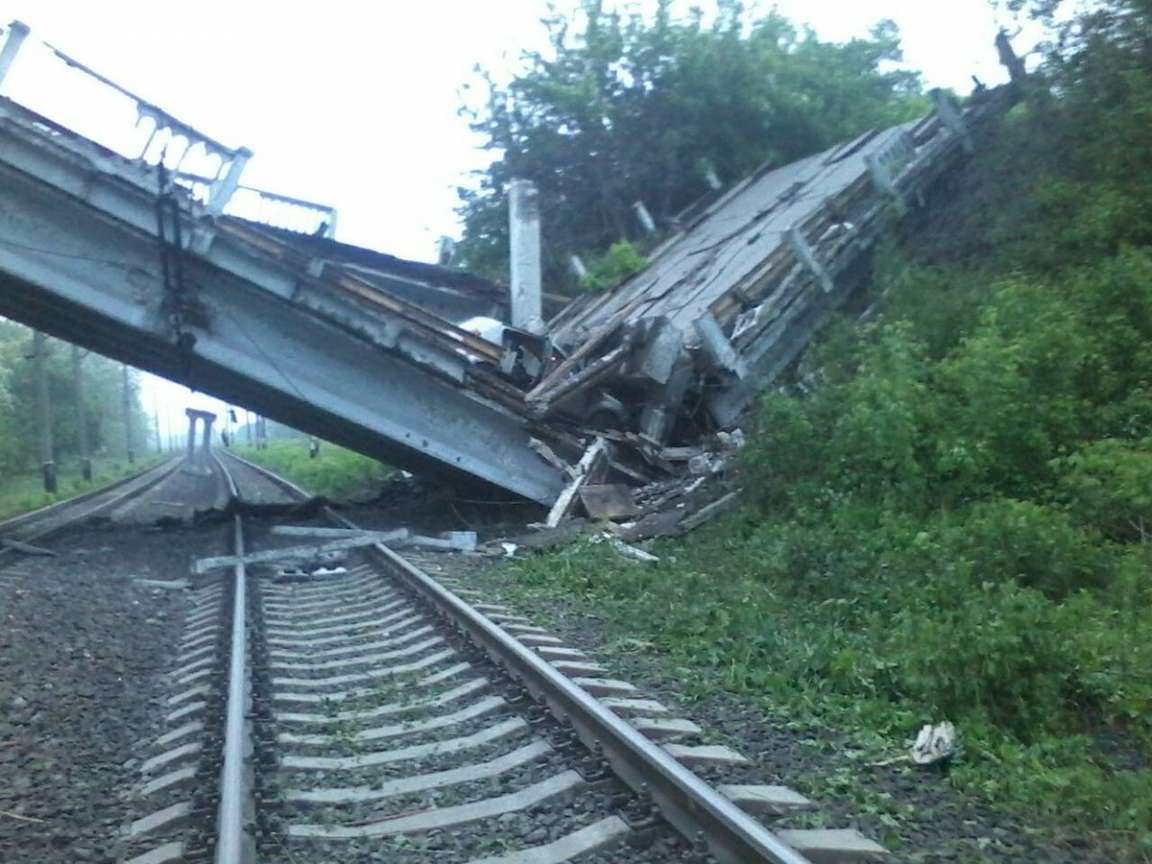 На непідконтрольній Луганщині фахівці демонтують підірваний Штерівський міст (ВІДЕО)