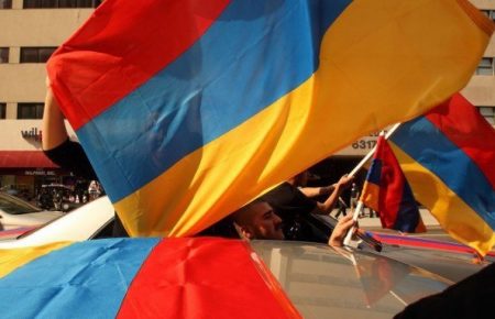 У Вірменії на мітинг вийшли тисячі людей, прихильники прем’єра оточили парламент (ВІДЕО)