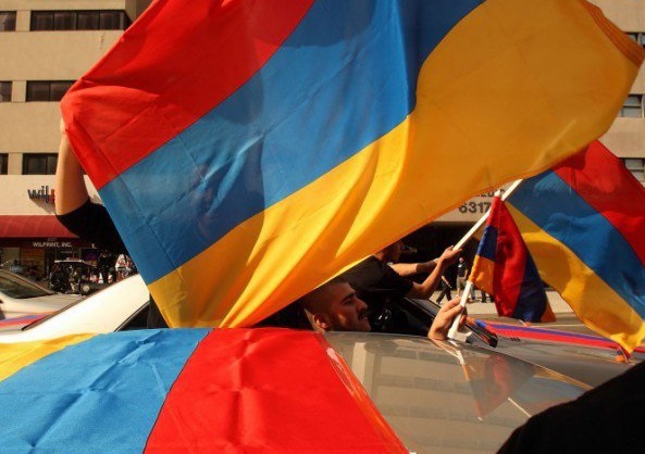Біля парламенту Вірменії мітингують перед голосуванням за прем'єра (ФОТО)