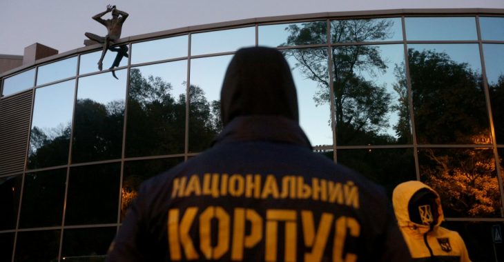 Фаєри під будинком Львочкіна: «Нацкорпус» протестує проти проросійського концерту на «Інтері» (ВІДЕО) Фаєри під будинком Львочкіна: «Нацкорпус» протестує проти проросійського концерту на «Інтері» (ВІДЕО)