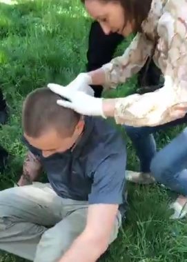 Поліція попередньо розглядає напад на екс-голову «Правого сектору» в Одесі Стерненка як хуліганство (ВІДЕО) Поліція попередньо розглядає напад на екс-голову «Правого сектору» в Одесі Стерненка як хуліганство (ВІДЕО)