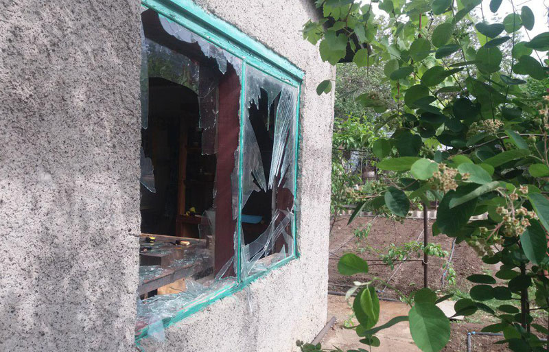 Бойовики обстріляли житлові будинки в селищі Миронівське