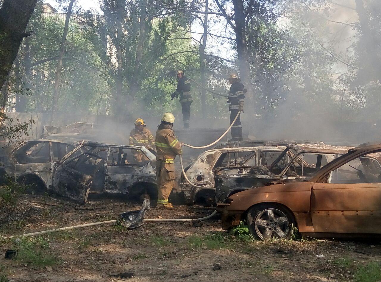 У Києві на штраф-майданчику згоріли 54 автомобілі (ФОТО, ВІДЕО)
