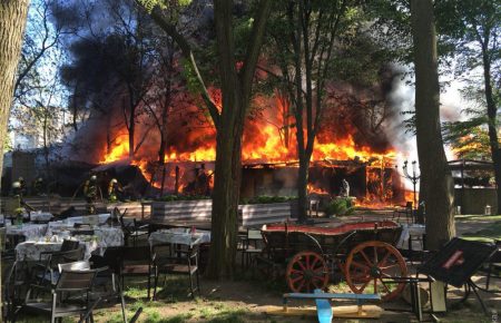 В Одесі горить кафе «ВДВ» у парку (ВІДЕО, ФОТО)