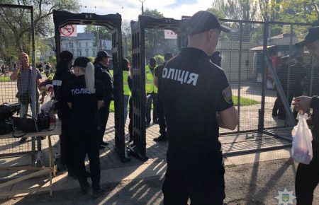 В Одесі поліція почала впускати людей через рамки на Куликове поле
