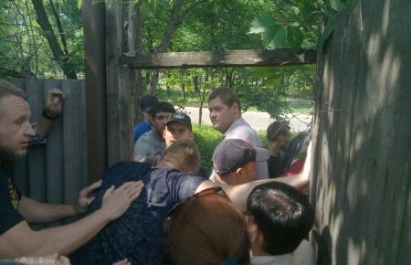У Кривому Розі побили активістів під час спроби потрапити до міського парку (ФОТО, ВІДЕО)