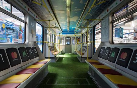 У київському метро курсуватиме вагон-стадіон (ФОТО)