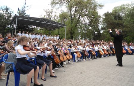У Маріуполі діти з усієї Донецької області грали гімн ЄС (ФОТО)