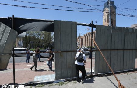В Єревані демонстранти увірвалися в будівлю мерії (ФОТО, ВІДЕО)