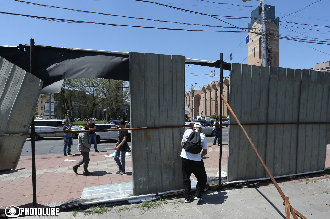 В Єревані демонстранти увірвалися в будівлю мерії (ФОТО, ВІДЕО)