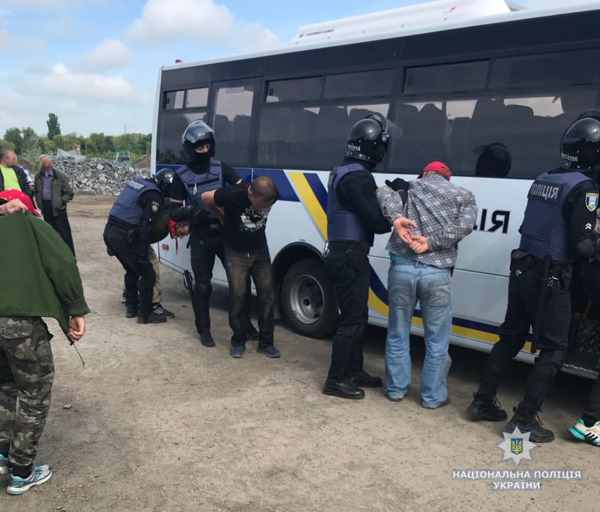 На Житомирщині група людей зі зброєю напала на держпідприємство з видобування граніту