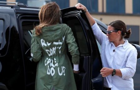 Меланія Трамп вирушила до дітей мігрантів у куртці з написом «Насправді мені однаково, а вам?» (ФОТО)