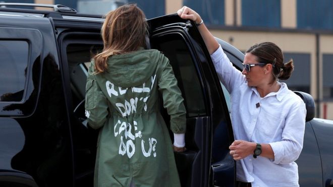 Меланія Трамп вирушила до дітей мігрантів у куртці з написом «Насправді мені однаково, а вам?» (ФОТО)