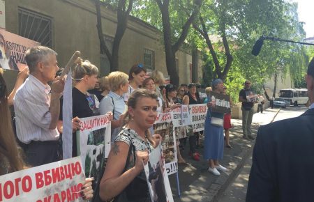 Під судом у Києві активісти протестують проти догхантера Святогора (ФОТО)