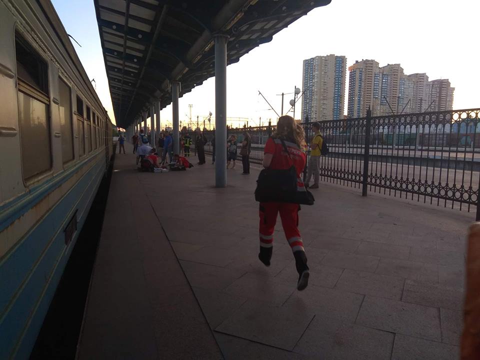 У Києві на вокзалі травмувався чоловік: працівники припускають, що катався на електричці(ФОТО)