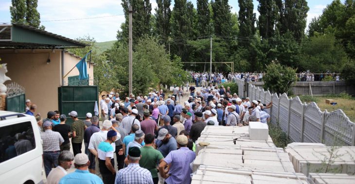 В Криму на похорон активіста Сервера Караметова прийшли 2000 людей (ФОТО, ВІДЕО) В Криму на похорон активіста Сервера Караметова прийшли 2000 людей (ФОТО, ВІДЕО)