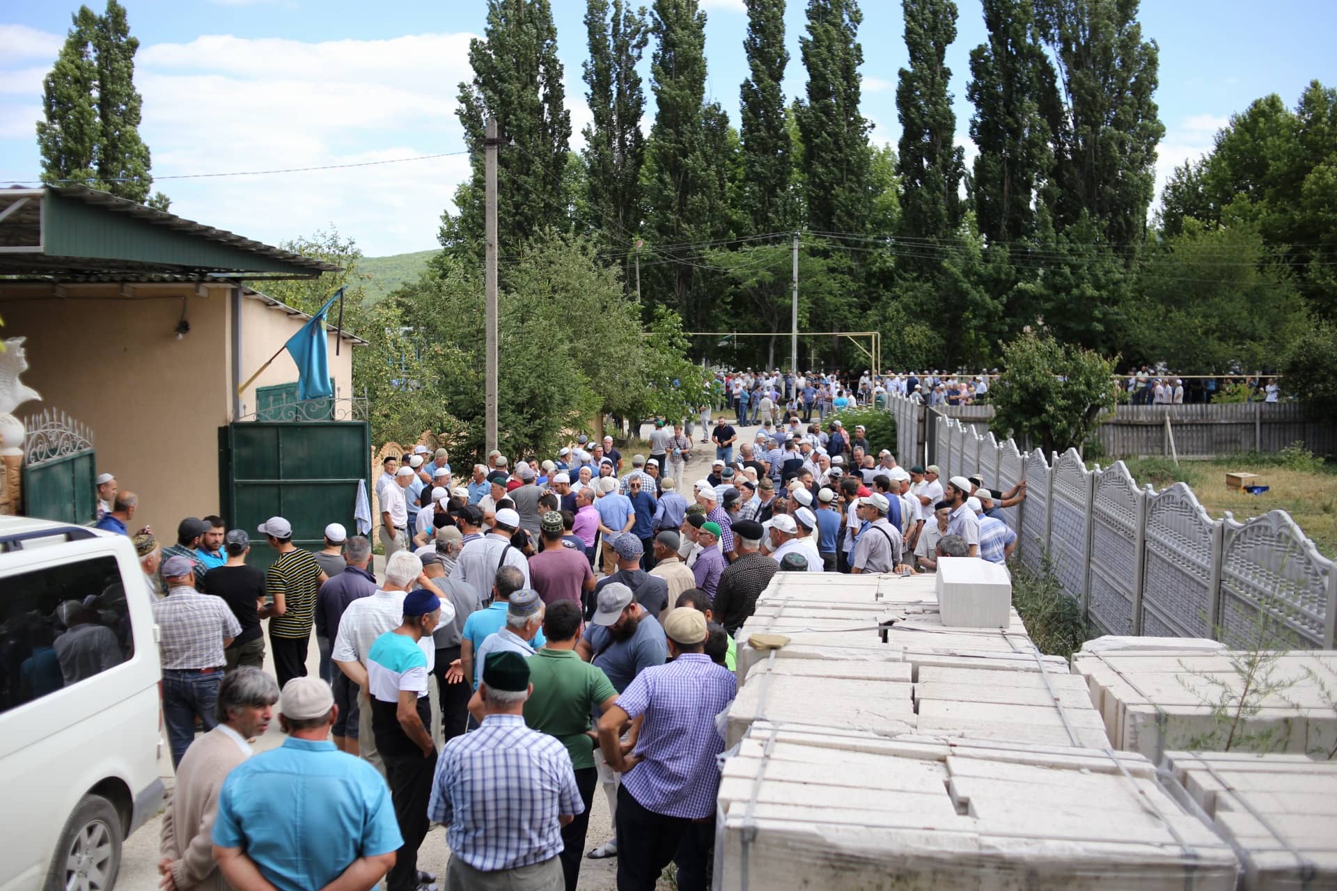 В Криму на похорон активіста Сервера Караметова прийшли 2000 людей (ФОТО, ВІДЕО)