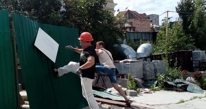 Кияни зламали ворота та зайняли будмайданчик на Поштовій площі (ФОТО, ВІДЕО) Кияни зламали ворота та зайняли будмайданчик на Поштовій площі (ФОТО, ВІДЕО)