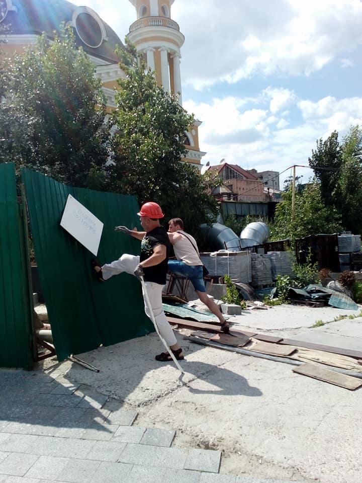 Кияни зламали ворота та зайняли будмайданчик на Поштовій площі (ФОТО, ВІДЕО)