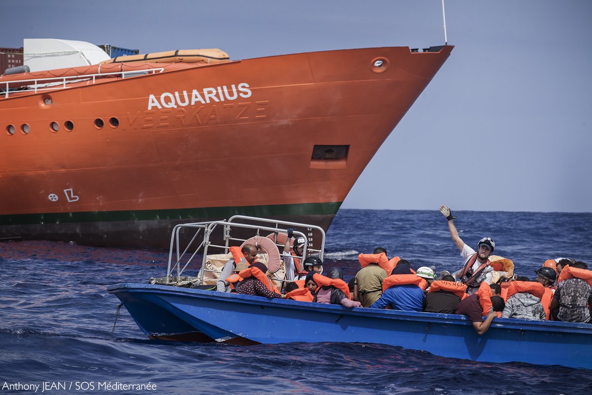 Мігранти з судна Aquarius прибувають до берегів Валенсії (ФОТО, ВІДЕО)