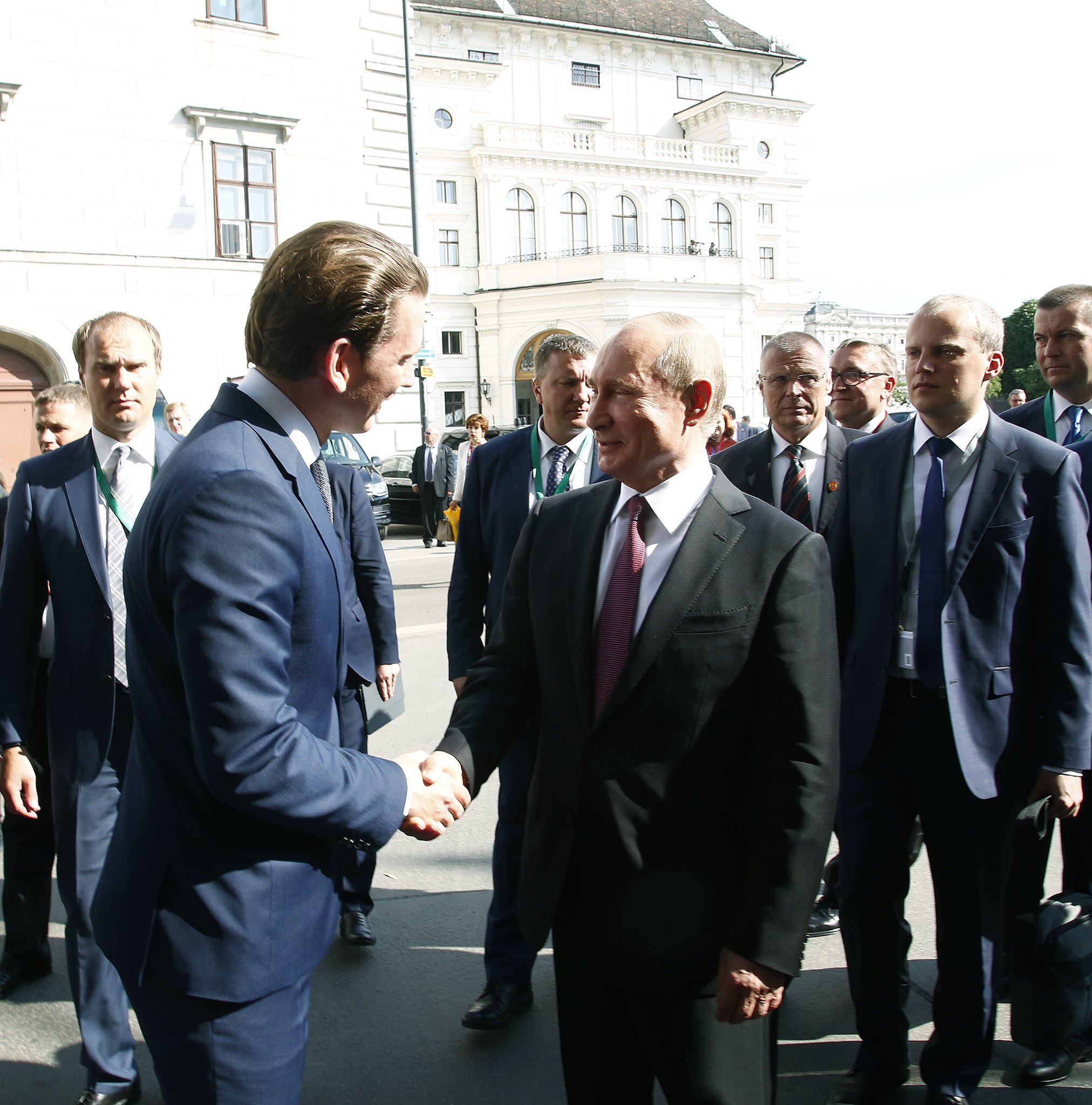 Канцлер Австрії сподівається на поступове зняття санкцій з Росії