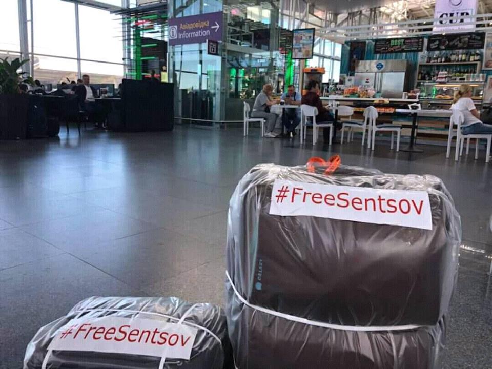У Борисполі пасажирам видають наклейки на багаж FreeSentsov