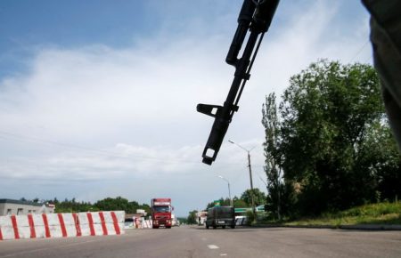 На окупований Донбас в'їхали 24 вантажівки гумдопомоги Червоного Хреста