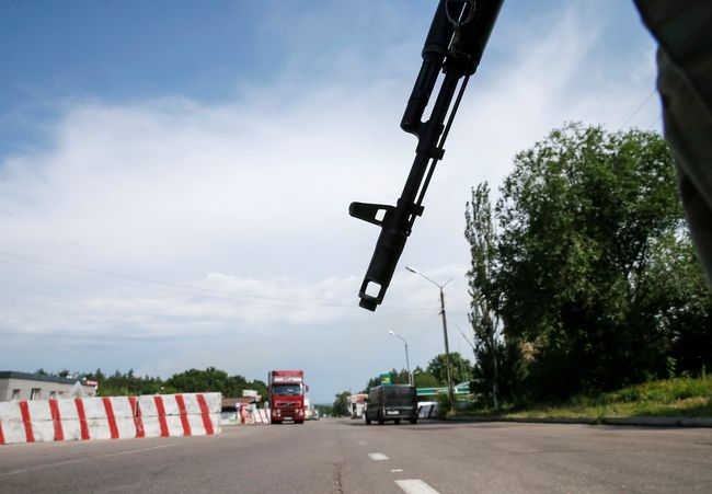 На окупований Донбас в'їхали 24 вантажівки гумдопомоги Червоного Хреста
