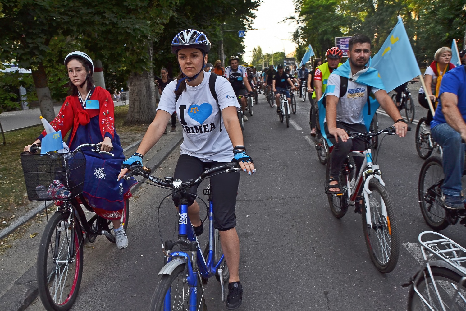 Зі стягами на велосипедах: як святкували День кримськотатарського прапора в Херсоні (ФОТО)
