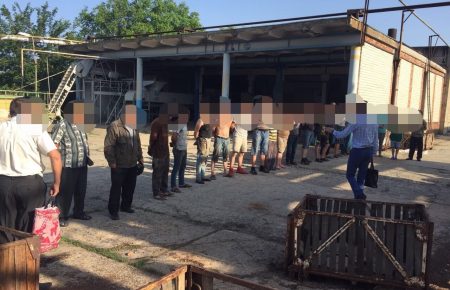 Правоохоронці звільнили понад 30 утримуваних на одеському заводі людей (ФОТО)