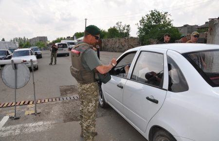 З георгіївською стрічкою та пресою «ДНР»: на КПВВ «Новотроїцьке» затримали чоловіка