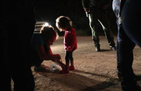 На кордоні з США у мігрантів забирають дітей. Що відбувається та як на це реагує суспільство?