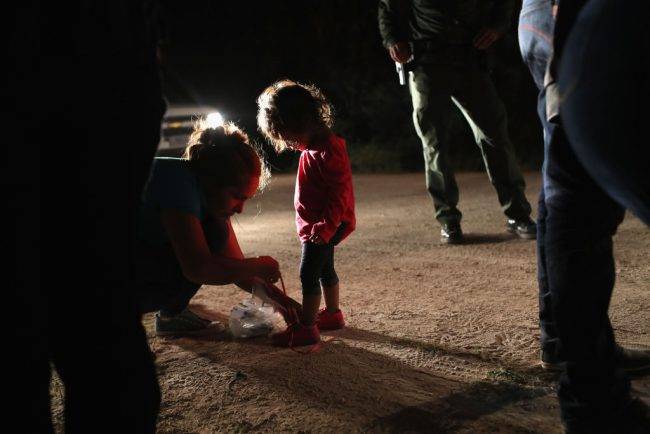 На кордоні з США у мігрантів забирають дітей. Що відбувається та як на це реагує суспільство?