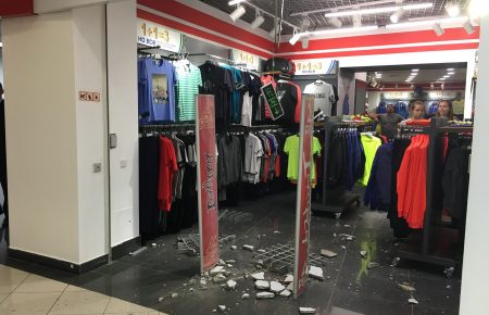 Київ: в одному з магазинів у ТЦ «Глобус» обвалився фрагмент стелі (ФОТО)