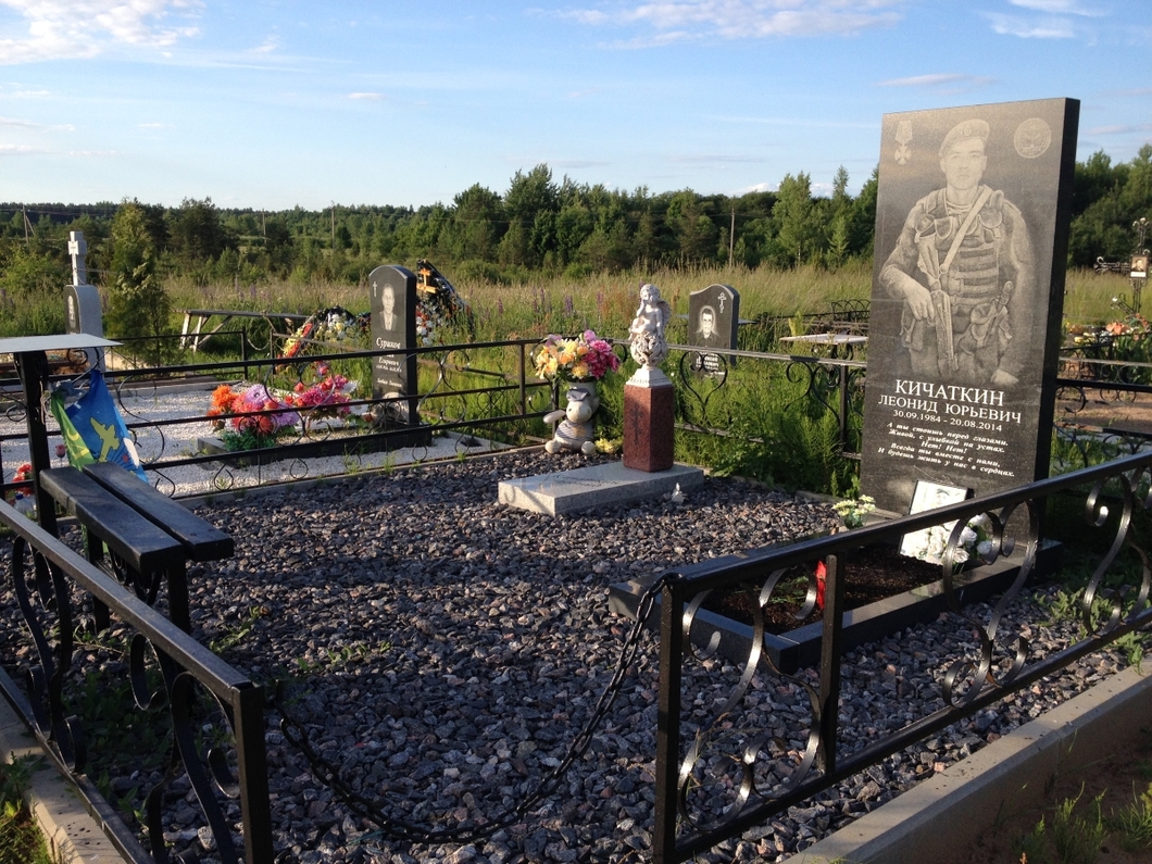 «Они там были». Российская журналистка снова побывала на могилах псковских десантников, уже не безымянных