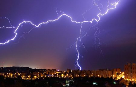 Завтра в Україні оголошено штормове попередження