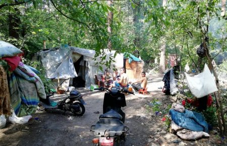 «Нацдружини» розгромили ромське поселення у Києві (ВІДЕО)