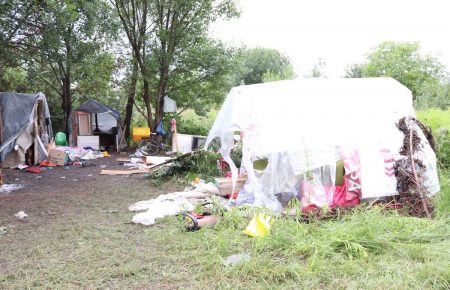«Не говорячи нічого, почали їх різати»: у ромському поселенні біля Львова жили 14 людей