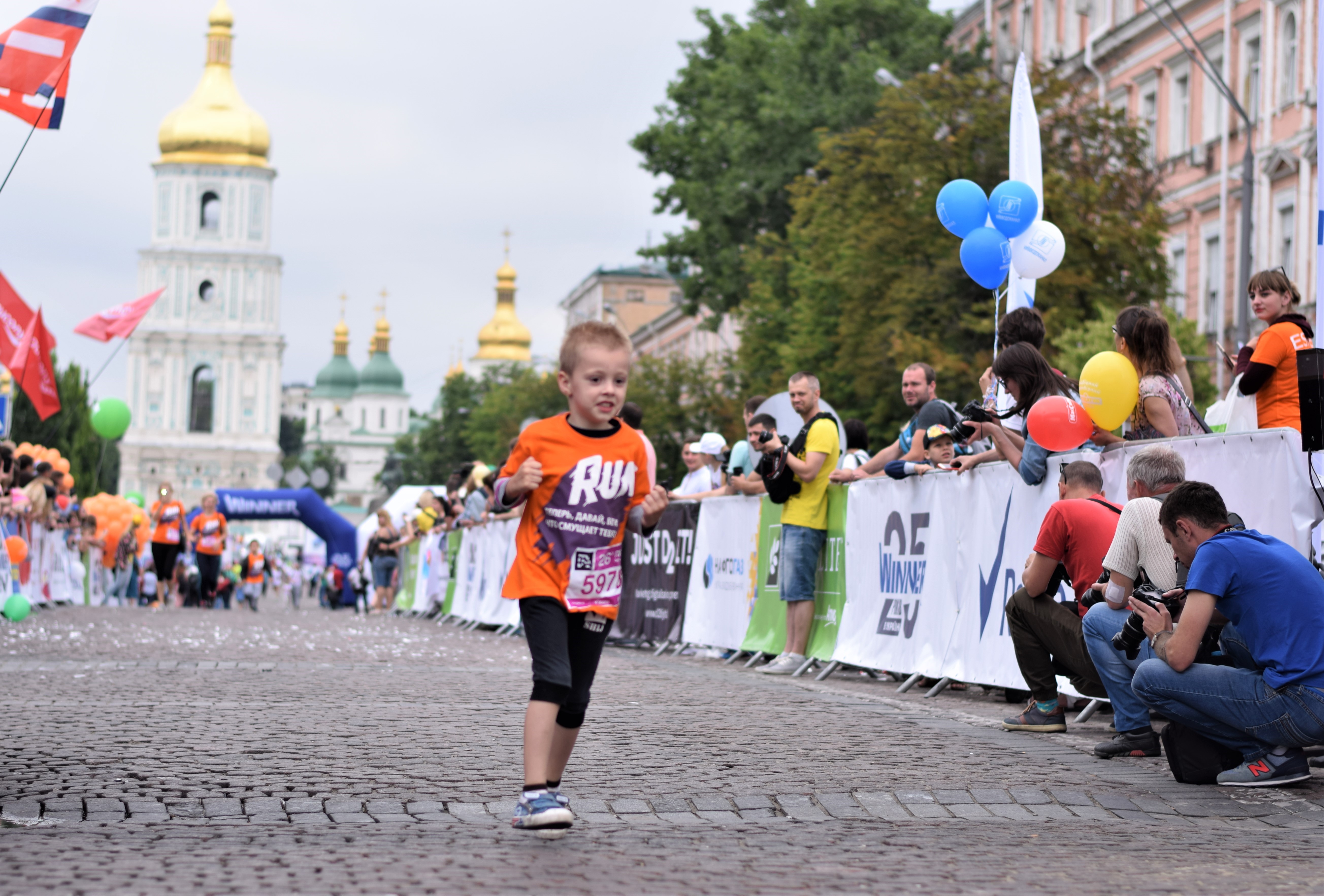 «Нам по 66 і ми бігаємо вже 26 рік поспіль»: як Київ пробіг під каштанами (ФОТО)