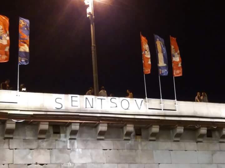 Навпроти Кремля вивісили плакат на підтримку Сенцова (ФОТО)