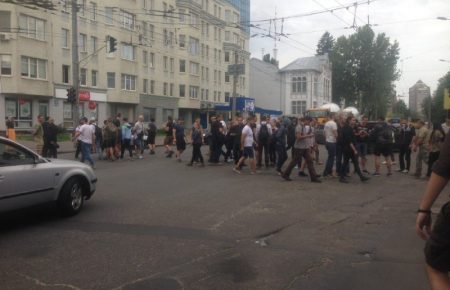 Супротивники Маршу рівності заблокували дорогу під Шевченківським РУВС з вимогою звільнити затриманих